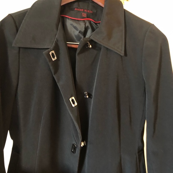 Sleek beltless trench with unique snap closure - Picture 2 of 4